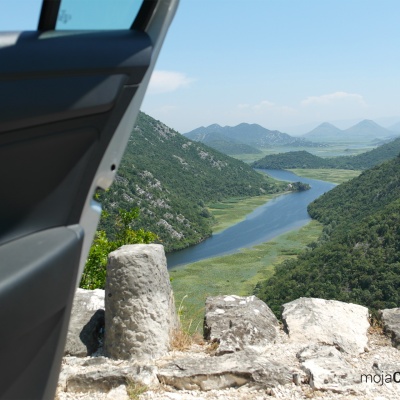 Rijeka Crnojevića - widok doliny rzeki wprost z samochodu jadącego wąską przepaścistą drogą